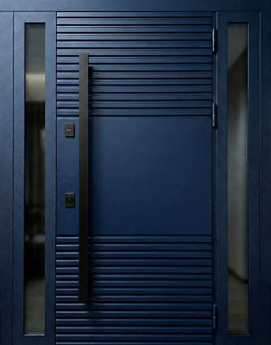 Железная дверь темно-синяя с горизонтальными рейками и боковым стеклом №54