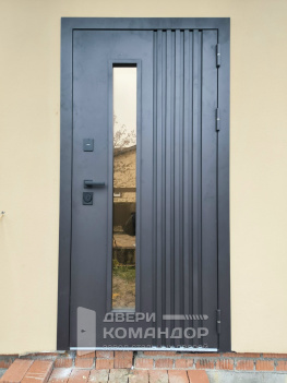 Входная дверь Arteon с узким окном АСД в загородный дом