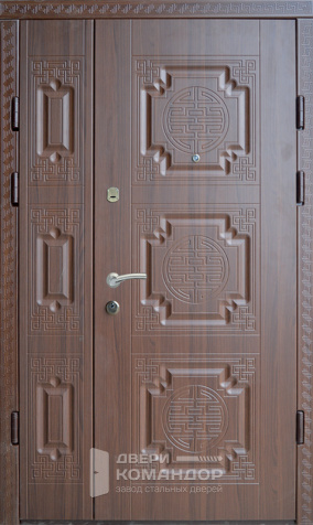 Широкая дверь в дом №51 - наружная сторона